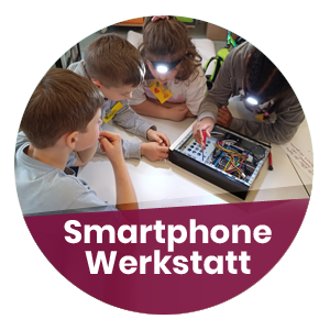 Kinder schauen in Computer